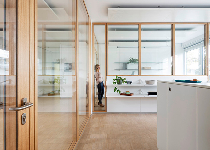 Durch den modularen Konstruktion﻿sansatz und den hohen Holzprofil­anteil unterstützt das System 2000_Nature den nachhaltigen, kreislauffähigen Innenausbau.