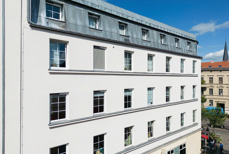 Die Sonnenschutzsystemlösungen sorgen im Unternehmenssitz der PWG für ­eine ­effiziente Beschattung. Die Nachrüstungsmaßnahme verband die PWG mit der ­Möglichkeit, von öffentlichen Fördermitteln zu profitieren.