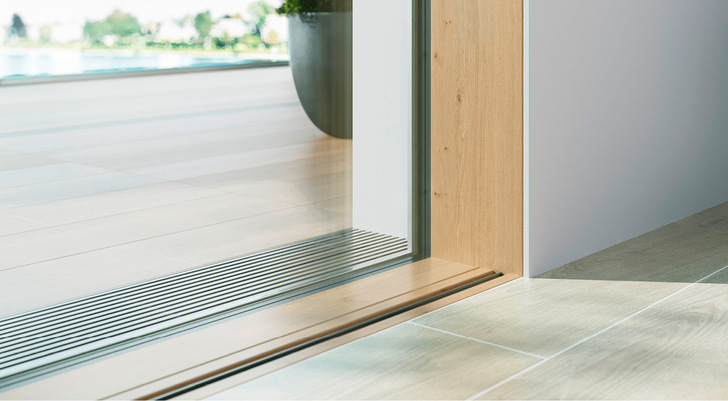 Der HS slim SKY axxent verfügt über eine 0-mm-Bodenschwelle mit Festverglasung in den Boden und ist dank der frei wählbaren Bodenschwellenfarbe optisch ausgesprochen dezent.