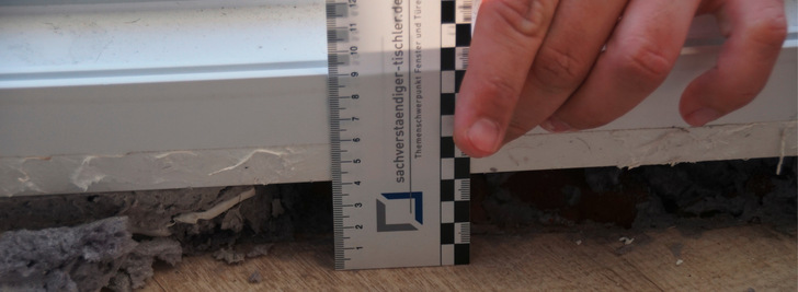 Bauteilfuge innenseitig 4 cm groß und auf die komplette Blendrahmentiefe. Nach dem Abnehmen der Deckleiste fehlen der innere luftdichte Anschluss und die ­Lastabtragung nach unten. Es kommt lediglich der PU-Schaum zum Vorschein.