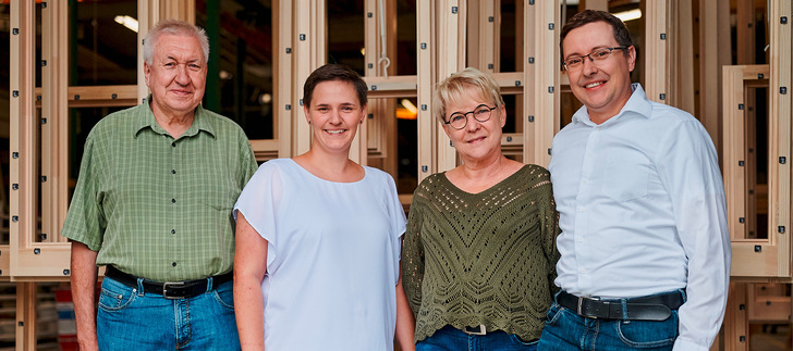 Die Holzbauingenieure Katrin und Thomas Pötschke (in weiß) führen das Familienunternehmen gemeinsam in der 6. Generation. Hier im Bild mit der Vorgängergeneration, den Senior-Geschäftsführern Wilfried und Elke Pötschke (in grün).