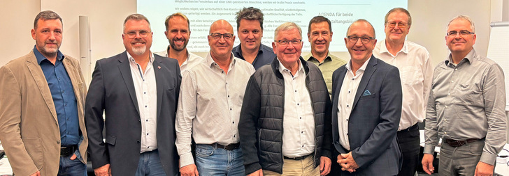 Wirken in der Kooperationsgruppe aktiv mit (v.l.): Florian Schmidt (Gutmann), Stefan Treibmann (Gutmann), Christian Stöhr (Moralt), Michael Mosner (Homag), Jürgen Goll (Goll Dichtungen), Raimund Drissner, Anton Balle (Leitz), Ulrich Karl (Gretsch-Unitas), Thomas Reuter (N.CAD) und Ingo Winker (Gretsch-Unitas).