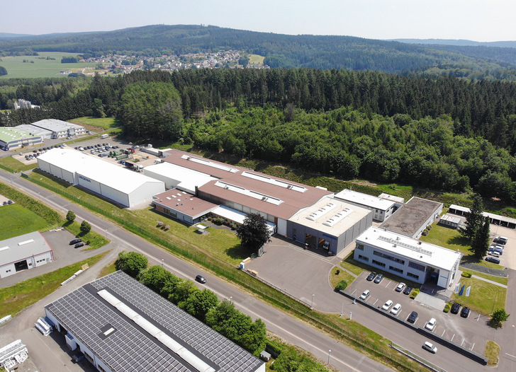 Um den steigenden Kapazitätsanforderungen in der Entwicklung und Fertigung von Schiebetüren gerecht zu werden, errichtet Siegenia am Standort Hermeskeil eine neue Produktionshalle.