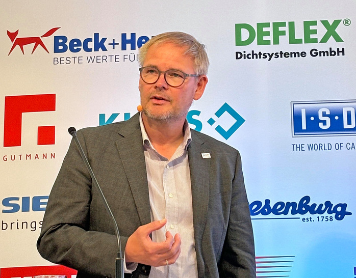 Unter anderem VFF-Geschäftsführer Frank Lange hat in Abstimmung mit der Repräsentanz der transparenten Gebäudehülle in Berlin (RTG)  das 10-Punkte-Programm des Verbands Fenster und Fassade (VFF) zur Bundestagswahl 2025 entwickelt. 