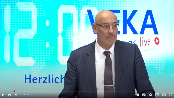 Prof. Christian Niemöller (Fachanwalt für Bau- und Architektur-Recht) führte als Moderator durch die Live-Veranstaltung