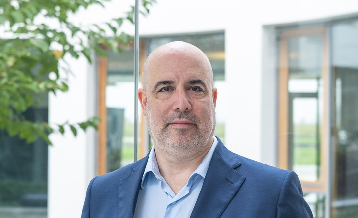 Daniel Antolin bringt über 20 Jahre Erfahrung in führenden Finanzpositionen mit, die er im Banken- und Industriesektor auf globaler Ebene gesammelt hat.