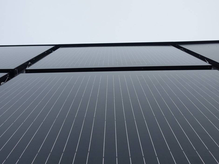 Nahaufnahme der installierten PV-Fassade: Diese ersetzen die Wärmedämmung einer Fassade und integrieren gleichzeitig Stromerzeugung und Wetterschutz.