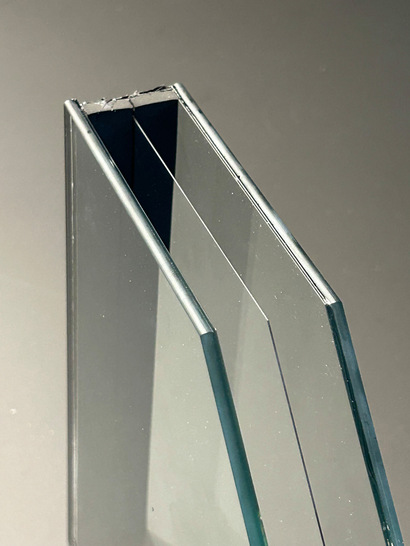 Messeneuheit: Das dünne 3-fach-Isolierglas von Glas Trösch mit seiner ultradünnen Mittelscheibe.