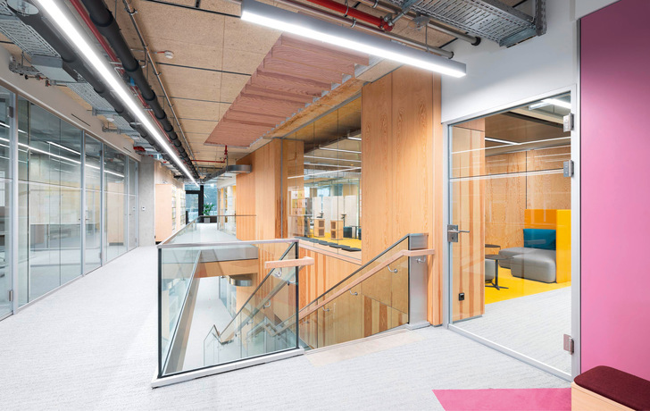 Die Glasflächen in den Wänden zu den Treppen­häusern laden die Besucher ein, einen Blick hinter die Kulissen zu werfen.