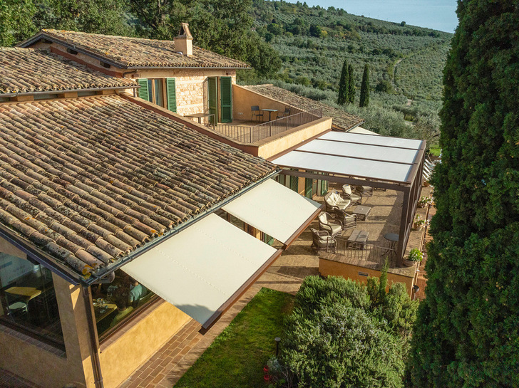 Qubica Light für die Veranda schafft ­modulare schattige Räume mit natür­licher Belüftung.