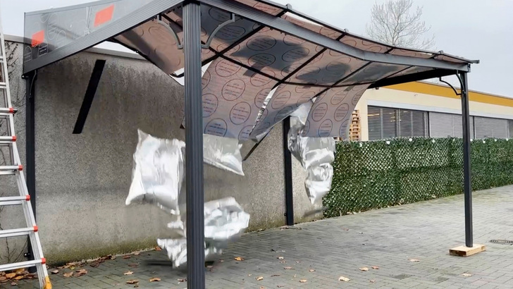 Der Moment des Versagens bei weniger als 32 kg/m2 simulierter Schneelast.