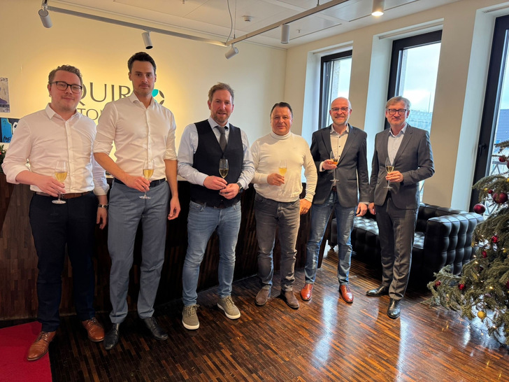 Von links: Martin Uwe, Dr. Matthias Kuballa, Sebastian Schmidt (Vorstand AGC Interpane), Armin Kessler, Dominik Waldeyer (Vorstand AGC Interpane), Volker Heidbüchel