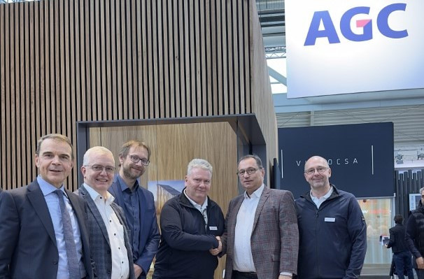 Handschlag auf der BAU 2025 (v. l.): Enrico Ceriani (Vice President AGC Glass Europe), Ing. Christian Seibt (Entwicklungsleiter Kunststoff/Glas/Sonnenschutz Internorm), DI. Dr. techn. Martin Weinrotter (GF Produktion & Beschaffung Internorm), Holger Ebert (Sales Director DACH at AGC Glass Europe), Prok. Helmut Freynhofer (Leiter Strategischer Einkauf, Internorm), Werner Pankotsch (Sales AGC Glass Germany).