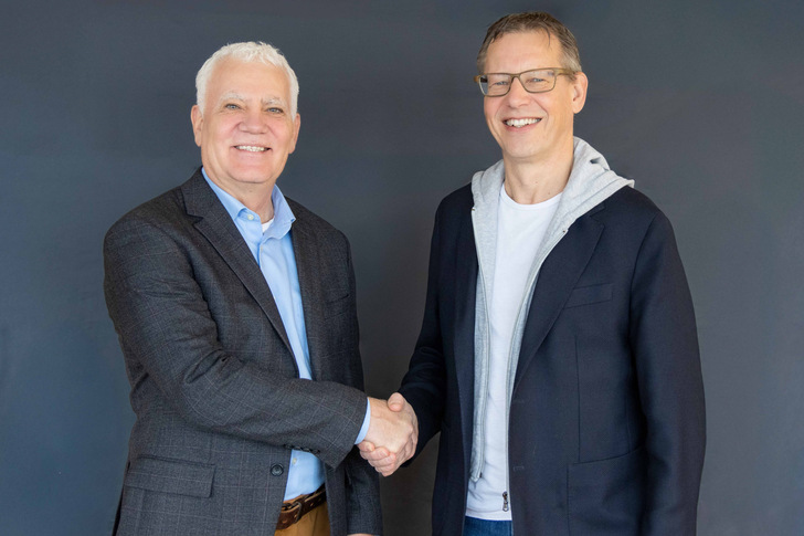 Eric Herrmann (l.) übernimmt die A+W Geschäftsleitung von Peter Dixen, der nach 10 Jahren die Software-Schmiede verlässt.