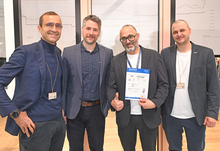 Adrian Muskatewitz, Head of Components Division beim Passivhaus Institut (PHI) überreicht  der Salamander Geschäftsführung das Passivhaus-Zertifikat für das Salamander I passivHaus_Fenster im bluEvolution82-System.
