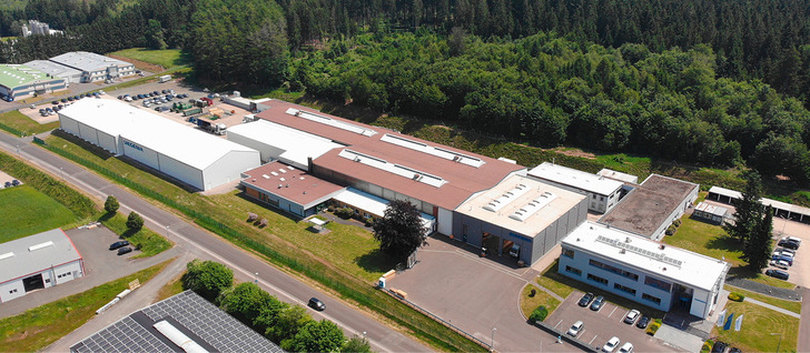 Um den steigenden Kapazitätsanforderungen in der Entwicklung und Fertigung von Schiebetüren gerecht zu werden, errichtet Siegenia am Standort Hermeskeil eine neue Produktionshalle.