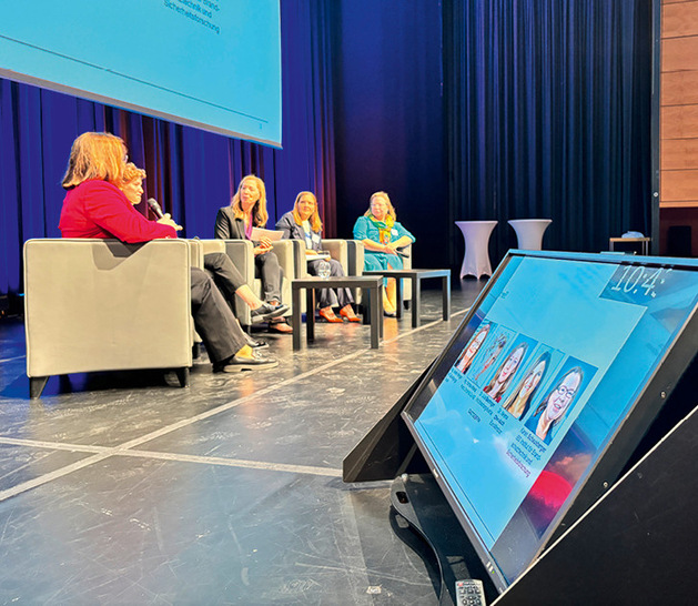 Gastgeberin Dr. Julia Bachinger bat beim erstmals im Rahmen des Fenster-Türen-Treffs stattfindenden Talk ­Expertinnen aus der Fenster- und Türenbranche auf die Bühne: Mag. Anette Klinger (IFN), Ing. Barbara Kranz, Dr. Verena Oberrauch (­EuroWindoor, Finstral) und Karen Schausberger (Institut für Brandschutztechnik und Sicherheitsforschung) diskutierten auf der Bühne. Das Diskussionsformat wird auch dieses Jahr fortgeführt.