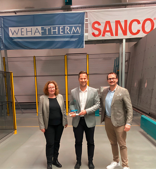 Ulrike Gromnitza und Denis Löhle überreichen Weha-Therm GF Daniel Freund (Mitte) den Sanco Award.