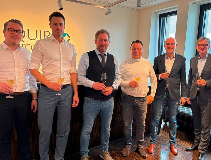 V.l.: Martin Uwe, Dr. Matthias Kuballa, Sebastian Schmidt (AGC Interpane), Armin Kessle﻿r, Dominik Waldeyer (AGC Interpane), Volker Heidbüchel