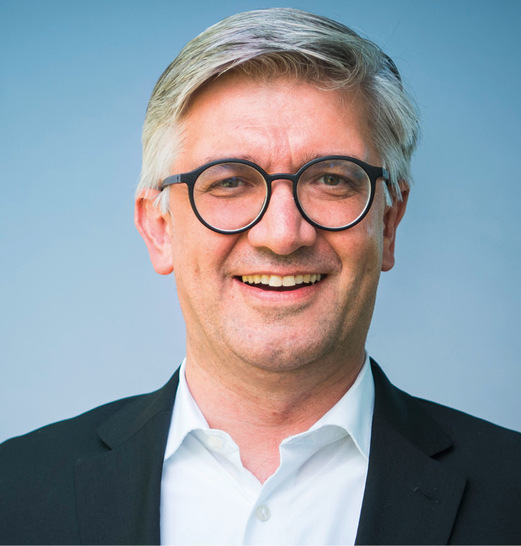 Dr. Handschuh ist Gründer und Geschäftsführer von der eco₂nomy GmbH.