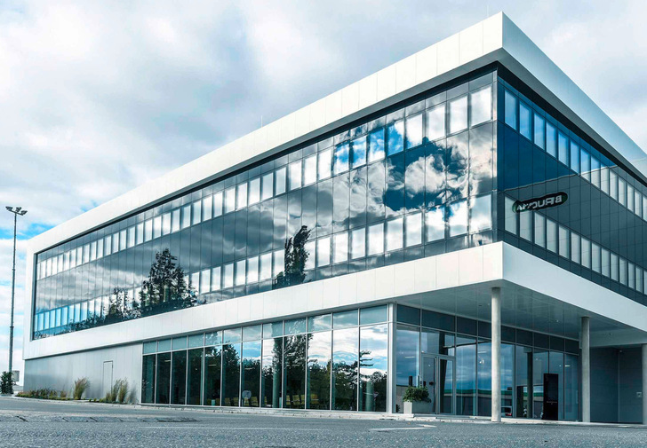 Diese schwarze Glasfassade eines Büro- und Werksgebäudes ist ein elegantes Anwendungsbeispiel von sedak gsp Elementen.