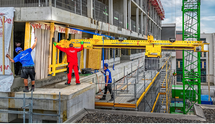 Montage vorgefertigter Bau-Elemente unter Vorsprung mit einem Heavydrive-Gerät