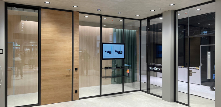 Glastrennwände für die Innenraumgestaltung sind ein wachsendes Segment bei Stebani Glas, hier im Bild, das Trennwandsystem von Schüco Interior.