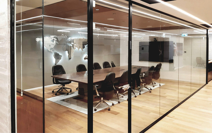 Gläserne Trennwände schaffen großzügigere Innenräume, ist Privatheit gewünscht …﻿