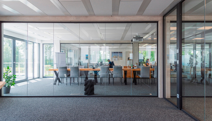 Mit der Trennwand-Lösung Divide Easy lassen sich Innenräume sehr flexibel gestalten.