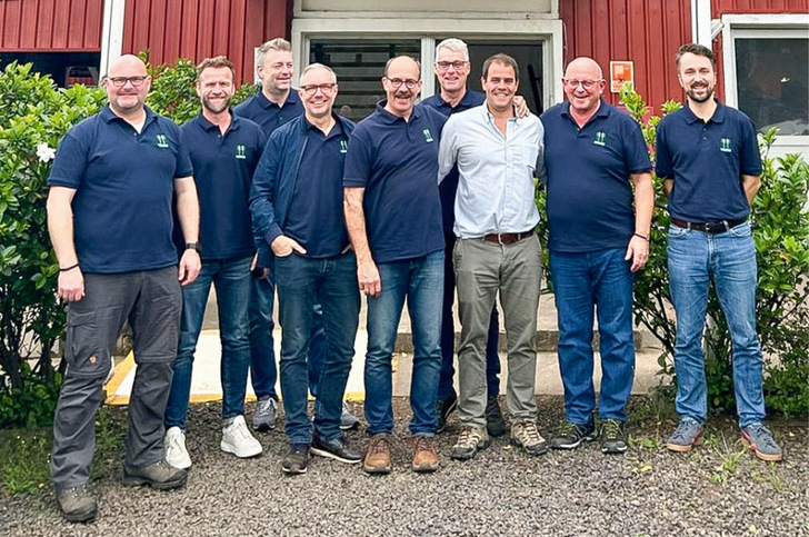 Partnerschaftliche Zusammenarbeit: (v.l.) Timo Kolde (Solarlux GmbH), Stefan Holtgreife (Solarlux GmbH), Mario Brinkhaus (Michels-Fenster-Türen GmbH & Co. KG), Hendrik Gose (Innoline Fenster & Türen GmbH & Co. KG), Klemens Dömer-Beckmann (Holz Schiller GmbH), Thomas Rommel (Fenster- und Fassadenbau Rommel GmbH), Nicolas Otegui (Urufor SA) Heinrich Schiller (Holz Schiller GmbH) und David Stich (Holz Schiller GmbH). Anstelle des Brachlandes sind in Uruguay mittlerweile auf ca. 100.000 Hektar Plantagen der Familie Otegui speziell für das Fensterholz getreten.