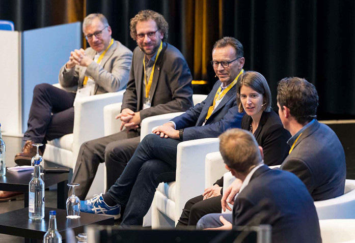 Podiumsdiskussion an den windays 2023, Christoph Rellstab, Berner Fachhochschule AHB, Hochuli, Hochuli Schreinerei GmbH, Markus Stebler, Stebler Glashaus AG, Nicole Wenger, Wenger AG, Tom Sahli, kohler + partner, Heinrich, Reinhold Kober, Moderator (v.l.).