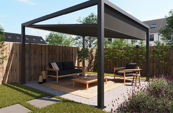 Die kubische Terrassen-Überdachung „Qube Move“ bietet durch das Stoffdach, einen integrierten Volant sowie die optional erhältlichen Senkrecht­markisen den perfekten Sonnenschutz von allen Seiten.
