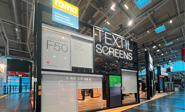 Roma betonte auf der Messe die Bedeutung von energieeffizienten und nach­haltigen Sonnenschutzlösungen, die nicht nur das Raumklima verbessern, sondern auch den Wohnkomfort steigern.