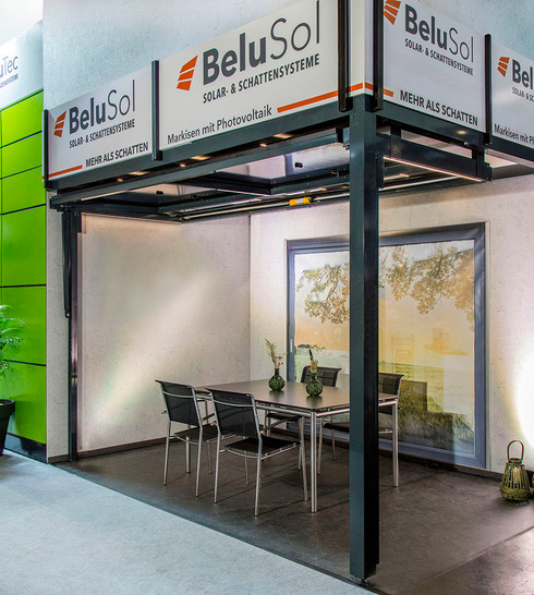 Eingefahren findet das Markisenkraftwerk unauffällig und sicher seinen Platz unter der Balkondecke.