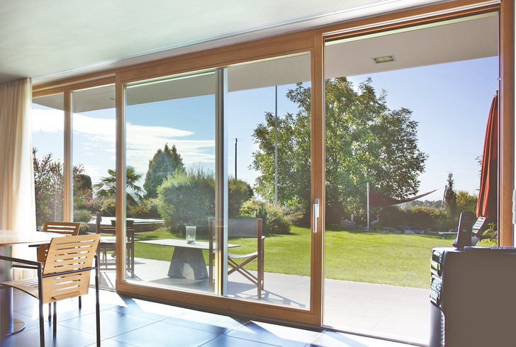 Die Hebe-Schiebetür „Sky Plus“ von Kneer-Südfenster überzeugt durch moderne, schlanke Flügelansichten und eine nahtlose Festverglasung bis in die Schwelle. Der neue Hebe-Schiebe-Antrieb gewährleistet smarte Funktionen wie die Soft-Close-Technologie oder eine automatisierte Öffnungs- und Verschlussüberwachung.