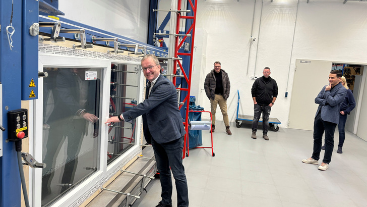 Markus Egli, Geschäftsbereichsleiter Prüfung beim ift Rosenheim inspiziert den neuen Prüfstand für Schlagregendichtheits- und Luftdichtheits-Prüfungen. 