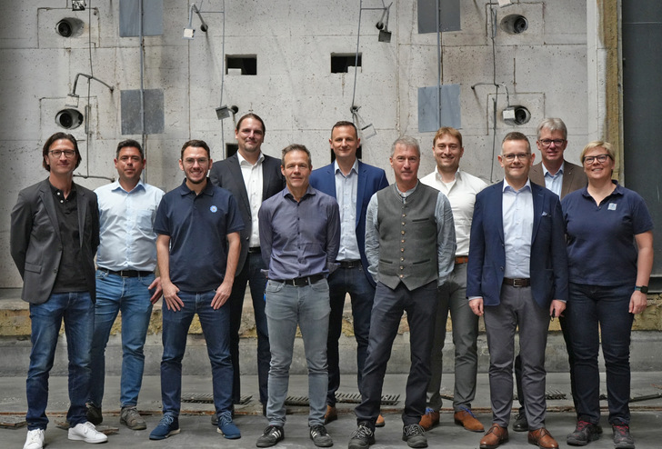 Experten des TÜV SÜD besichtigen das ift- Technologiezentrum und tauschen sich über die Details der Kooperation mit den Experten des ift Rosenheim aus.  (Personen v.l.n.r. Herr Spöck/TÜV SÜD, Herr Ossner/TÜV SÜD, Herr Steinhart/TÜV SÜD, Herr Breckl-Stock/CTO ift, Herr Huber/ift, Herr Pfeiffer/TÜV SÜD, Herr Schmidt/ift, Herr Pulver/TÜV SÜD, Dr. Peichl/CEO ift, Prof. Lass/IL ift, Frau Eisert/ift)