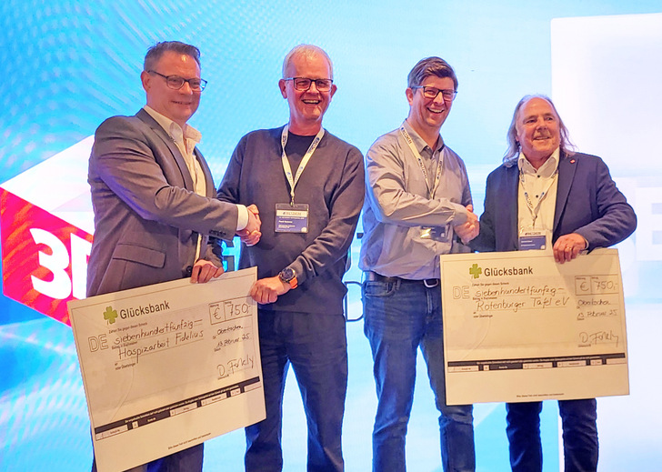 Schecküberreichung vlnr, Markus Brendlin (3E Projektleitung), Frank Rosenau (HBI Geschäftsführer), Thorsten Krüger (HBI IT-Leiter), Gerhard Ebert (3E Geschäftsführer)