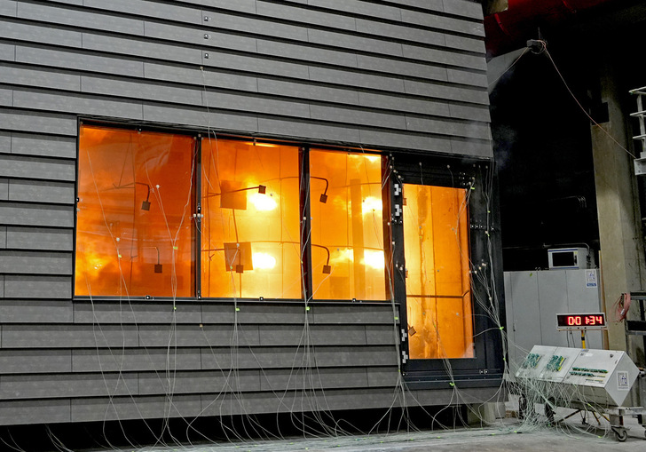 An den fünf Öfen im ift-Brandschutzzentrum werden Feuerschutzabschlüsse, Fassaden, Tore, Fenster, Glas und weitere Produkte bis 8 m × 5 m geprüft