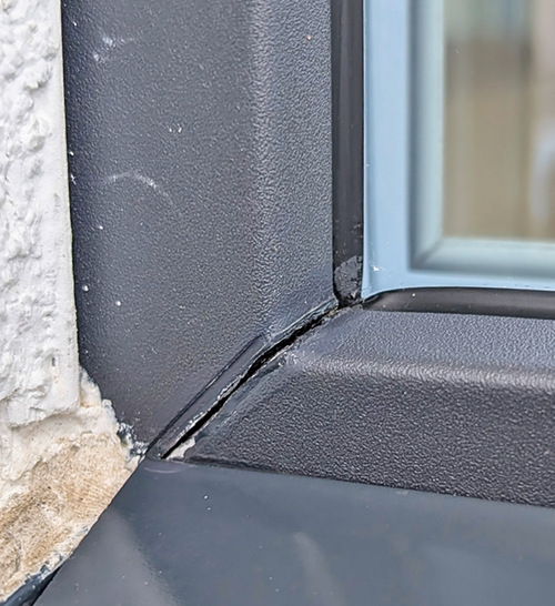 Eckenrisse: Bei der ­Montage ist ­unter anderem die Art und die Position der Rahmen­befestigung von großer Bedeutung.