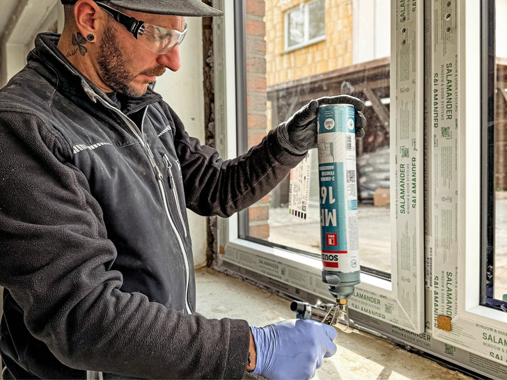 Zweimaleins der Fensterabdichtung: Besonders bei der Sanierung zeigt MF 167 seine Stärken. Im Bestand treten häufig unterschiedliche Fugenbreiten auf, die sich mit dem neuen, sprühbaren ­­­Füll- und Dämmstoff optimal lösen lassen.