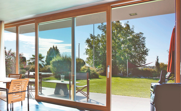 Die Hebe-Schiebetür „Sky Plus“ von Kneer-Südfenster überzeugt durch moderne, schlanke Flügelansichten und eine ­nahtlose Festverglasung bis in die Schwelle. Der neue Hebe-Schiebe-Antrieb gewährleistet smarte Funktionen wie die Soft-Close-­Technologie oder eine automatisierte Öffnungs- und Verschlussüberwachung.