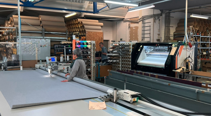 Die 120 cm Ballen Variante der Acrylcut von Jentschmann wird bei Musculus als Hauptarbeitsplatz eingesetzt.