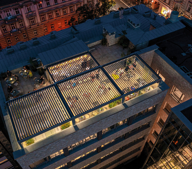 Die Rooftop Bar besteht aus vier T-förmig angeordneten Twist-Modulen mit verstell­baren Sonnenschutzlamellen, die von filigranen Säulen getragen werden.