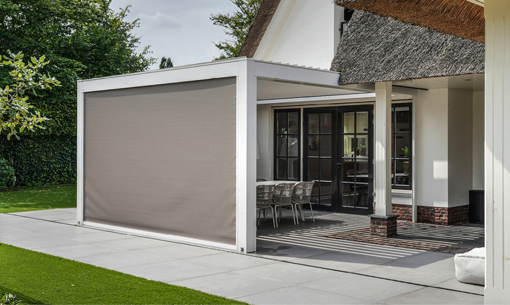 Ergänzend wurden die Senkrechtmarkixen Vertika installiert, das die Pergola seitlich abschließt.