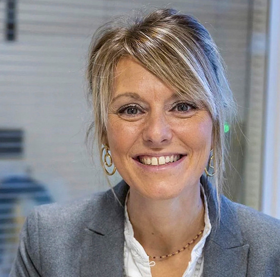 Unsere neue CSR-Strategie strebt ein Gleichgewicht zwischen Leistung und Ökologie an, indem wir ­einen massvollen Umgang pflegen und mit hoher Effizienz arbeiten, sagt Fany Allarousse, CSR-Managerin der Serge Ferrari Gruppe