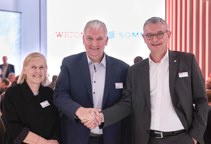 Neue Partner (v. l.): Die beiden Sommer-Geschäftsführer Iris Sommer-Pechstein und Oliver Sommer und Ralf Seufert (Vice President Market Area North bei Hydro Building Systems) besiegelten die Kooperation beider Unternehmen auf der BAU 2025 in München.