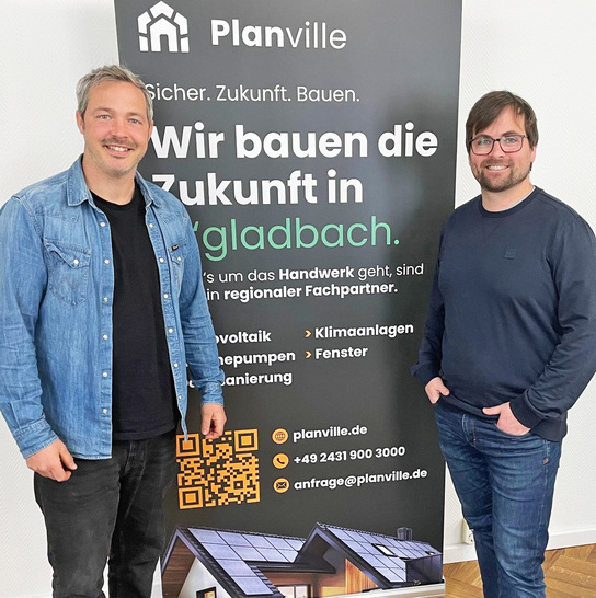 Gemeinsam mit Salamander myWindow wollen die beiden Gründer und CEO’s von Planville, René Fiebig (links) und Nikolas Hermanns (rechts), neue Maßstäbe für nachhaltige Bau- und Sanierungslösungen setzen.