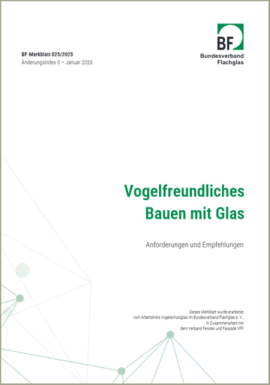 „Titelbild der Publikation ‚Vogelfreundliches Bauen mit Glas‘ vom Bundesverband Flachglas, zeigt eine moderne Gebäudefassade mit integriertem Vogelschutz durch spezielle Glasverarbeitungstechniken und Design. - © Bundesverband Flachglas