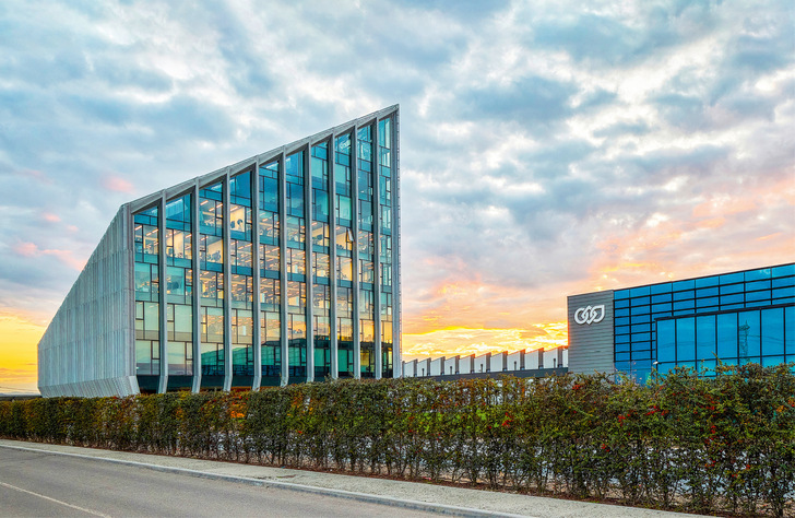 Nach Norden hin ist die Fassade als Glasfassade ausgebildet, um möglichst viel natürliches Licht in die Arbeitsräume zu bringen.